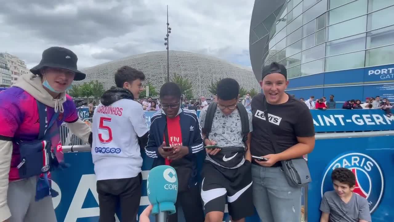 巴黎小球迷在球场外兴奋呼喊梅西名字（巴黎球迷 梅西）