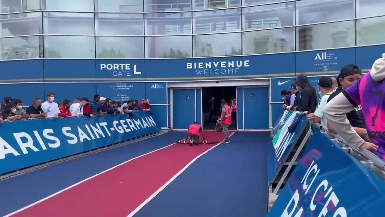 欢迎传奇！巴黎已经为梅西准备好红毯（巴黎迎接梅西）