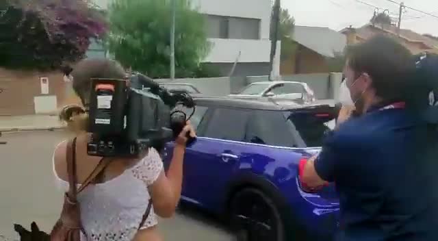 苏亚雷斯刚刚驾车驶离梅西的家（苏亚雷斯告别梅西）