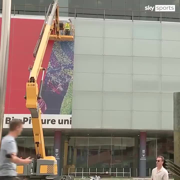 诺坎普外梅西的巨幅海报还在拆除中（梅西和诺坎普）