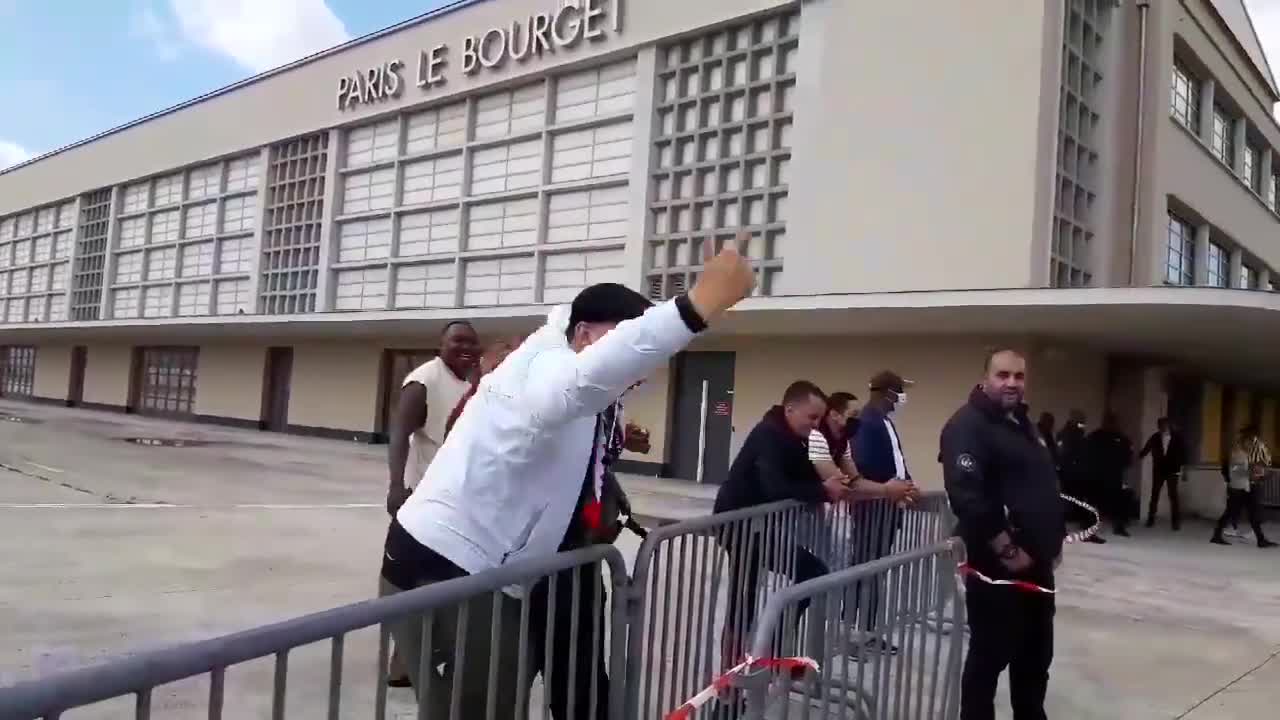 得知梅西去登飞机后巴黎球迷激动庆祝（梅西还没到巴黎 球迷就把机场堵了）