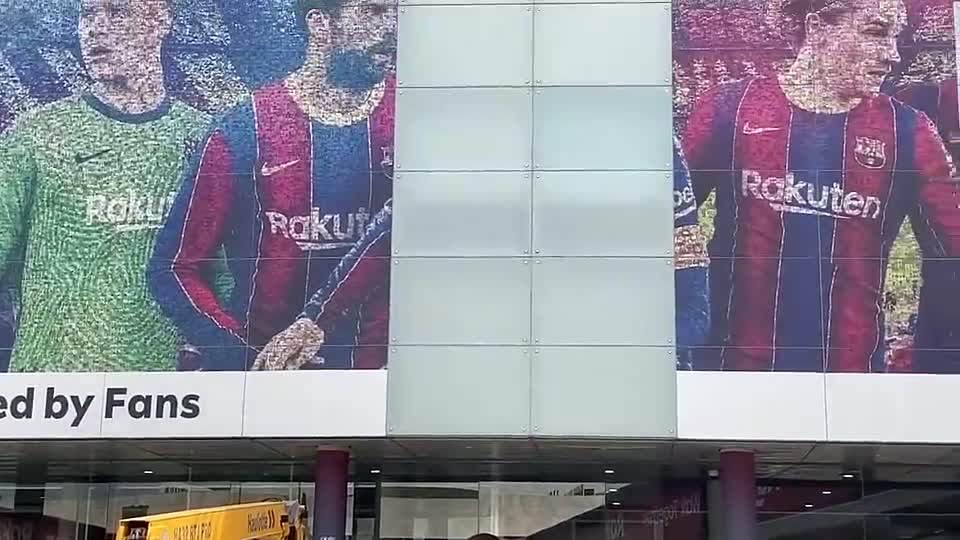 诺坎普外梅西的巨幅海报已被拆除（梅西在诺坎普）