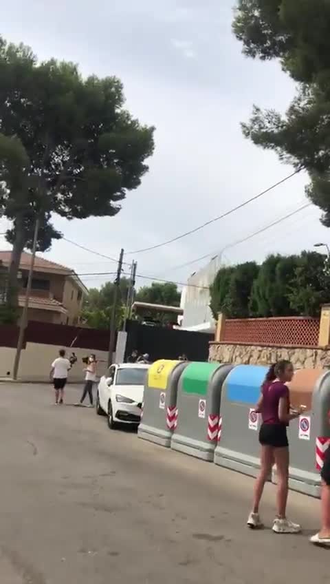 此时梅西家中开始不断有车辆进出（梅西驾车离开）