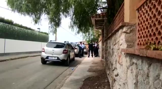 保安人员在梅西家门口做好安保工作 稍后将其送到私人机场（保安员在客户单位）