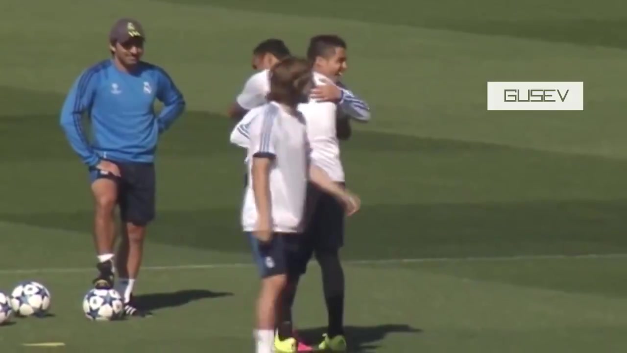 总裁名场面！皇马队友纷纷求C罗拥抱（皇马队友想念c罗）