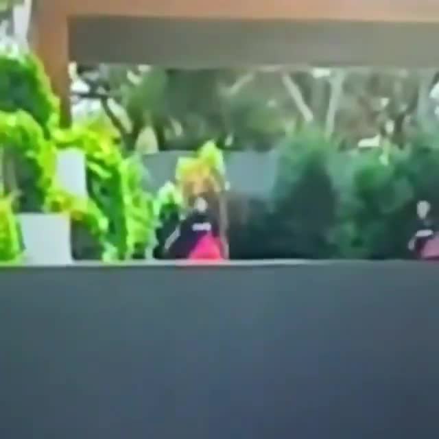 蒂亚戈-梅西对着房子外的记者竟做出这种动作（蒂亚戈·梅西踢球）