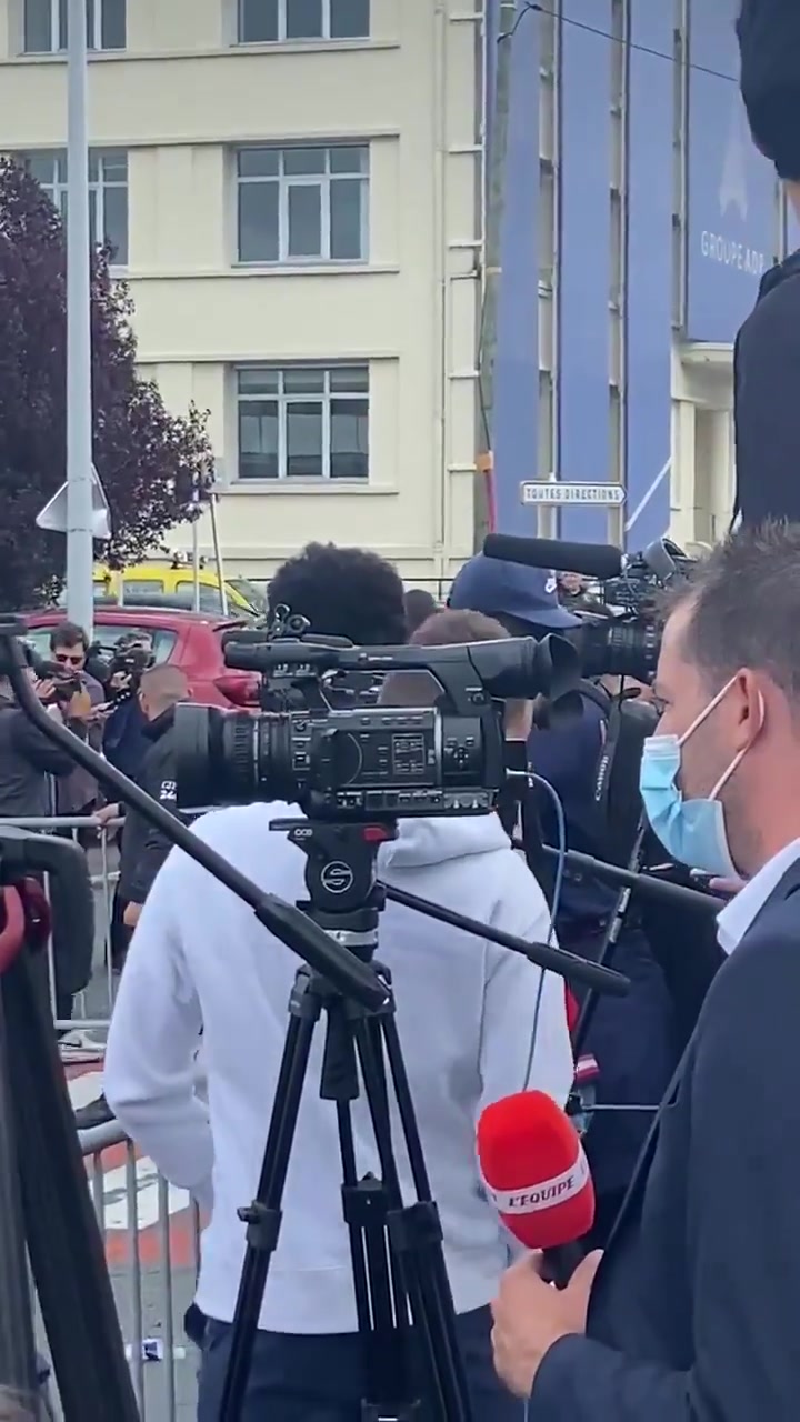 大批记者和球迷在巴黎等待梅西的到来（梅西亮相大巴黎记者会）