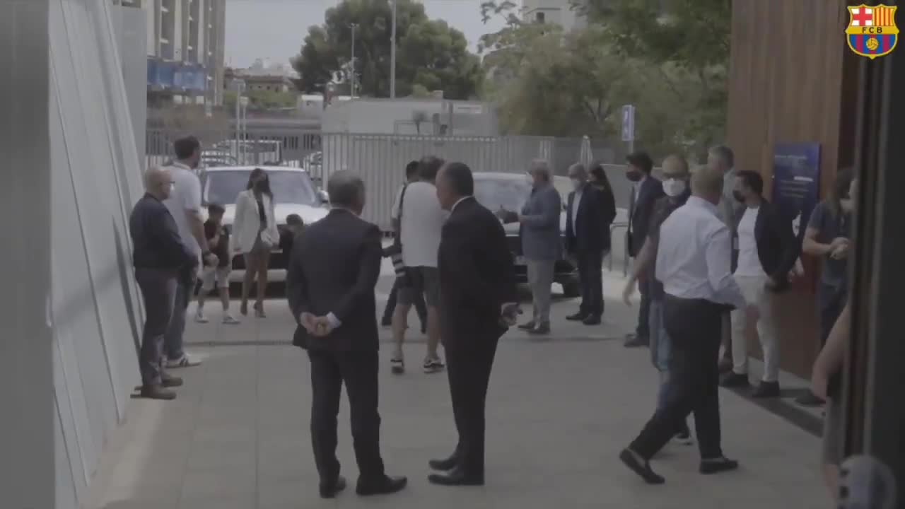 发布会开始前，梅西冷漠的和拉波尔塔握手（梅西与拉波尔塔）