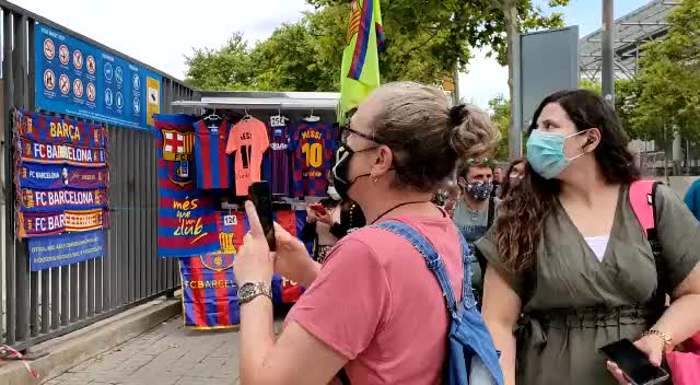 诺坎普球场外开始拆除梅西商业海报（诺坎普改名梅西球场）