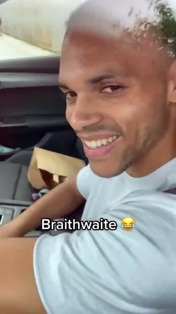 自己也笑了！球迷喊话布雷斯韦特：穿上10号球衣（自己也笑了!球迷喊话布雷斯韦特:穿上10号球衣了吗）