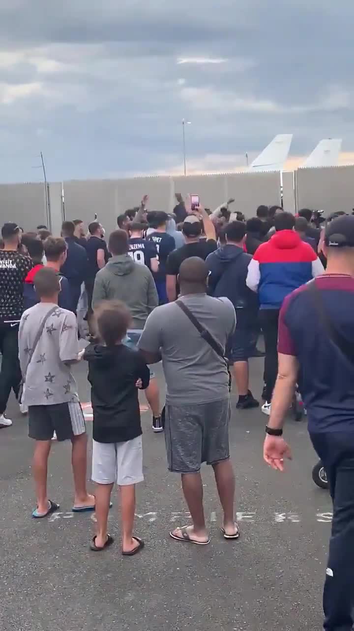 大批巴黎球迷在机场外焦急等待梅西（巴黎球迷迎接梅西）