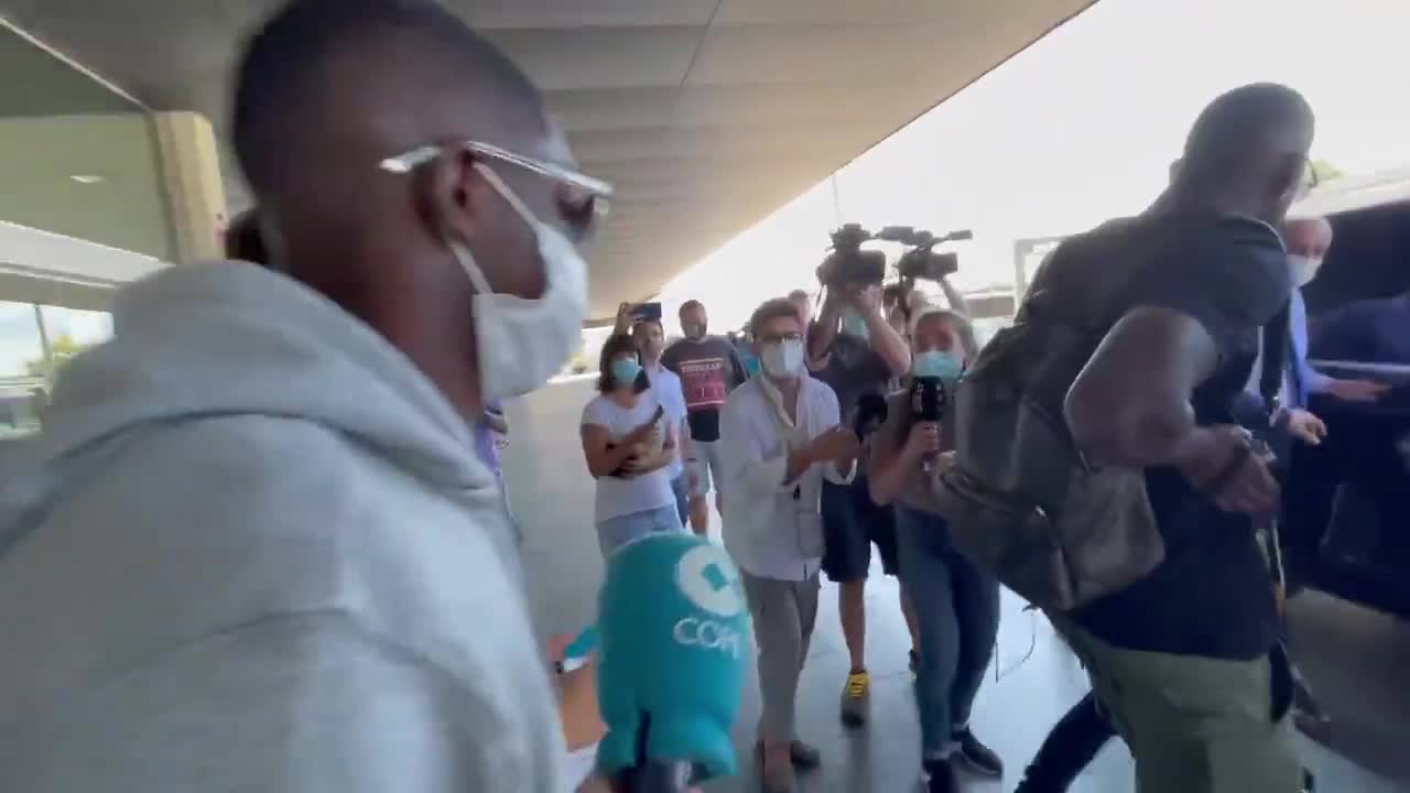 登贝莱在梅西告别会结束后抵达巴塞罗那（登贝莱和梅西谁厉害）