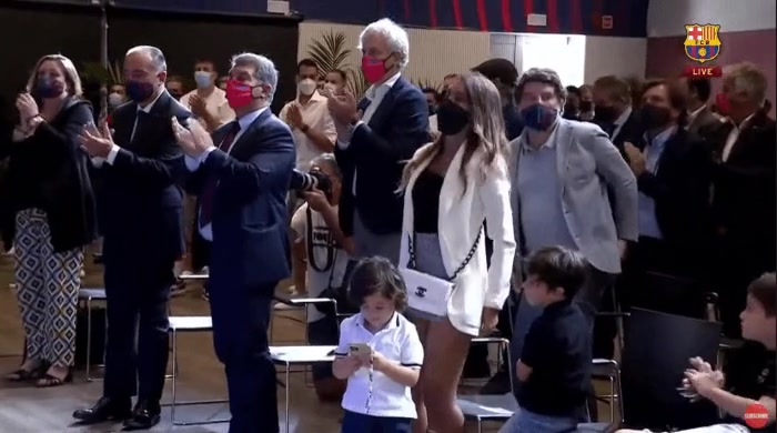 在玩游戏？梅西小儿子在发布会上很兴奋（梅西小儿子ciro）