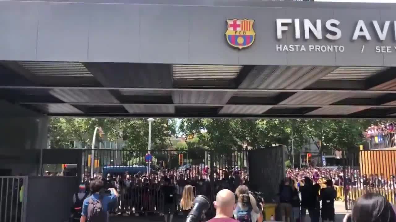 真舍不得！场外的球迷高喊梅西（真舍不得!场外的球迷高喊梅西什么意思）