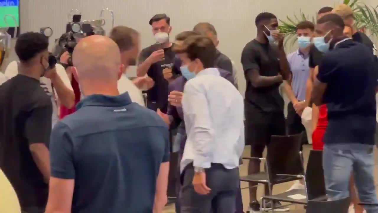 发布会结束后梅西和球员挨个告别（发布会结束后梅西和球员挨个告别了）