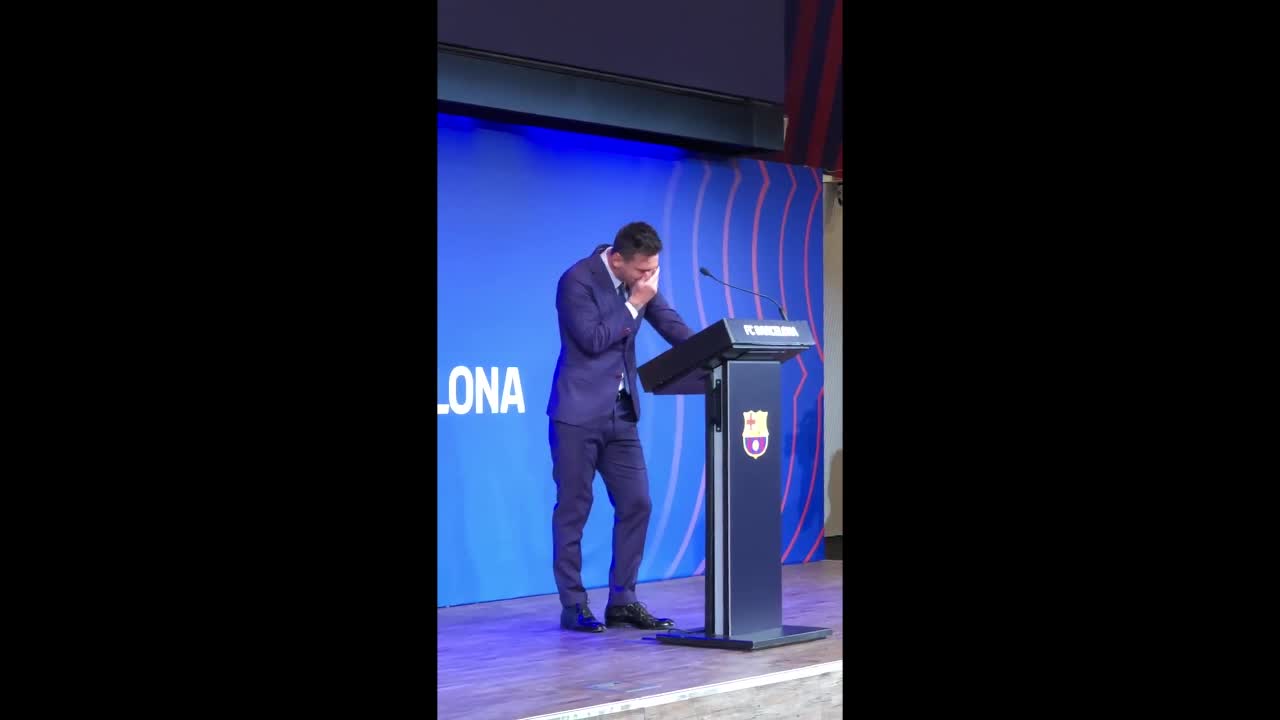 控制不住！梅西含泪进入会场（梅西参加活动）