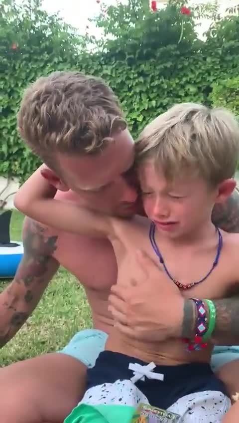 梅西离队！西班牙6台巴萨嘉宾安慰哭泣的儿子