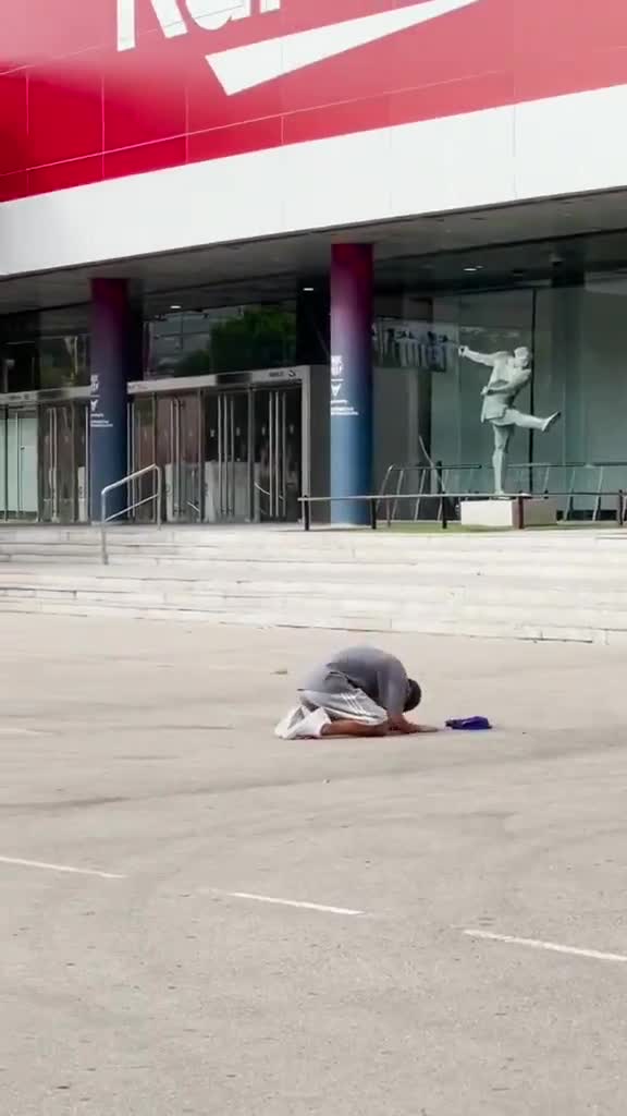 巴萨球迷在诺坎普外双膝跪地，哭求梅西别离开巴萨（巴萨球迷围堵诺坎普）