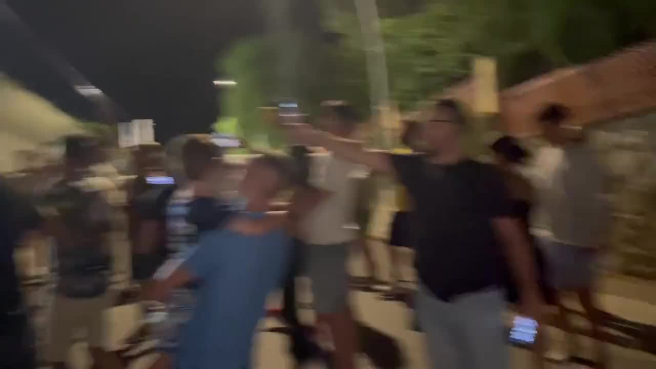 巴萨球迷在梅西家附近高喊：梅西，留下来！！！（巴萨球迷 梅西）