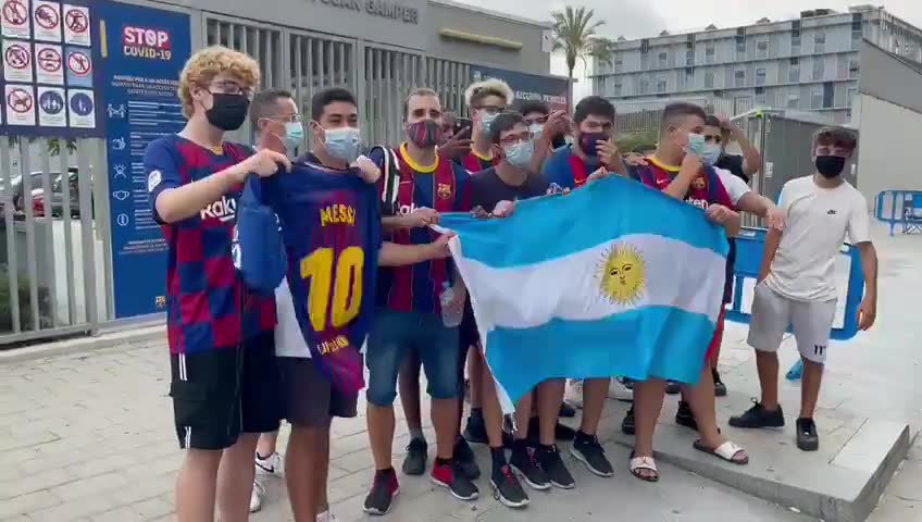 甘伯城外的巴萨球迷高喊：梅西留下！（甘伯杯巴萨）