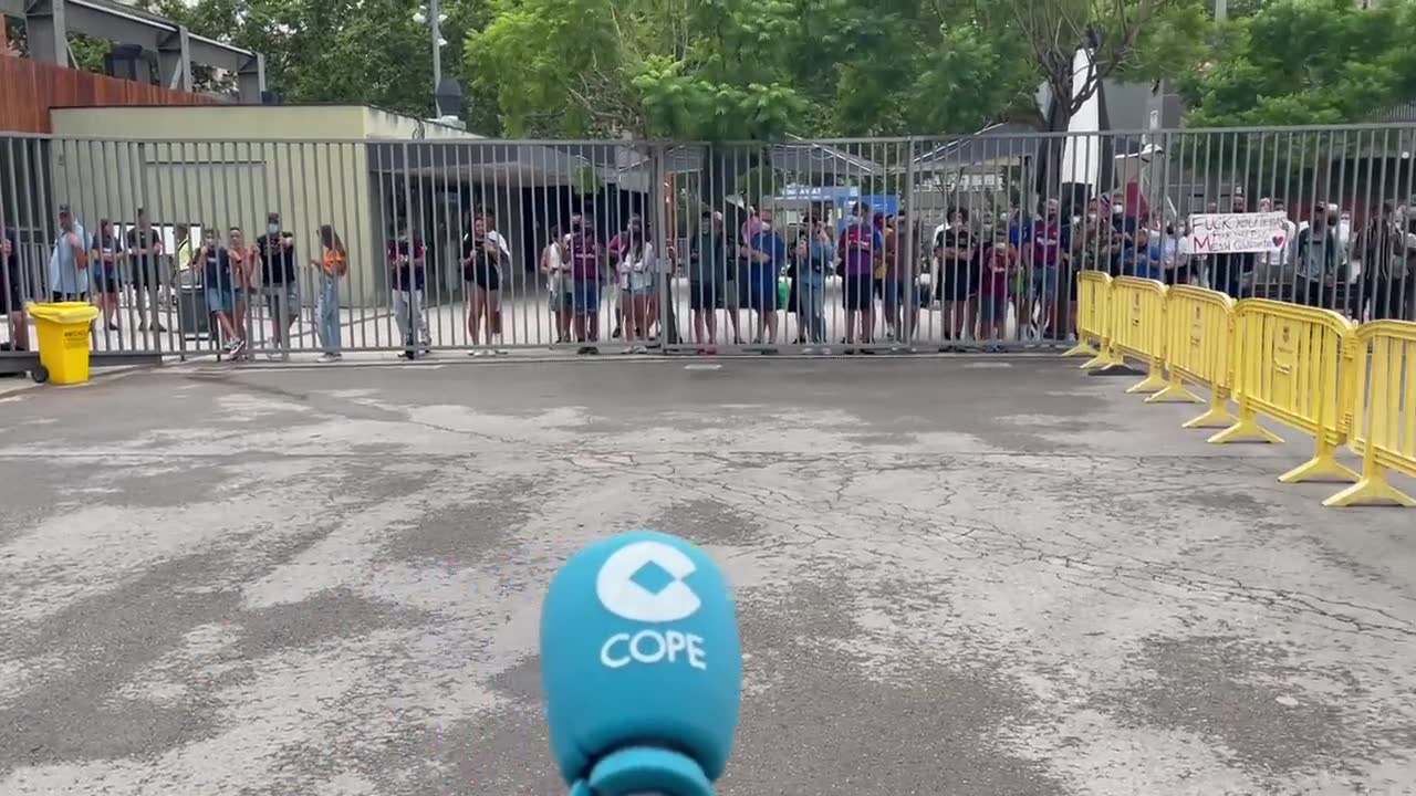 在俱乐部外等待最终消息的巴萨球迷（在俱乐部外等待最终消息的巴萨球迷叫什么）