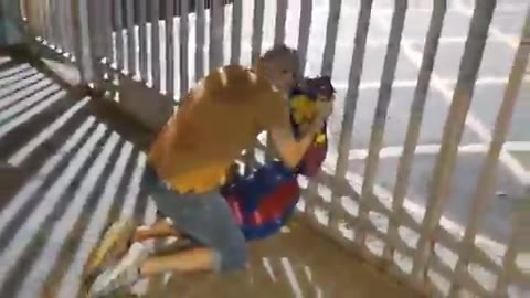 难以接受！巴萨球迷在俱乐部外哭泣，用头撞护栏（巴萨球迷跪地痛哭）