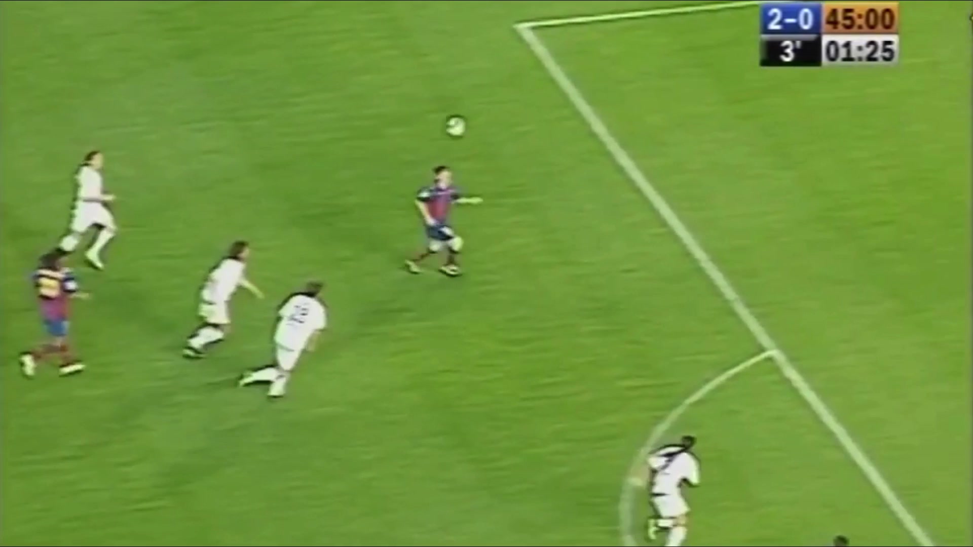 青涩！回顾17岁梅西巴萨处子球 送出助攻的小罗背起梅西庆祝（梅西巴萨处子秀）