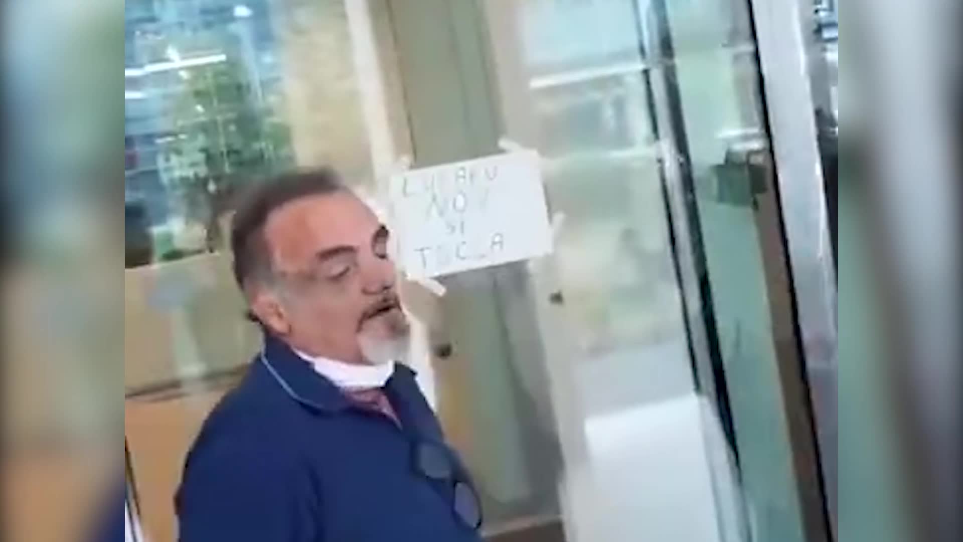 国米球迷在俱乐部门口贴纸条：1.5亿也不能卖卢员外（国米的球迷）