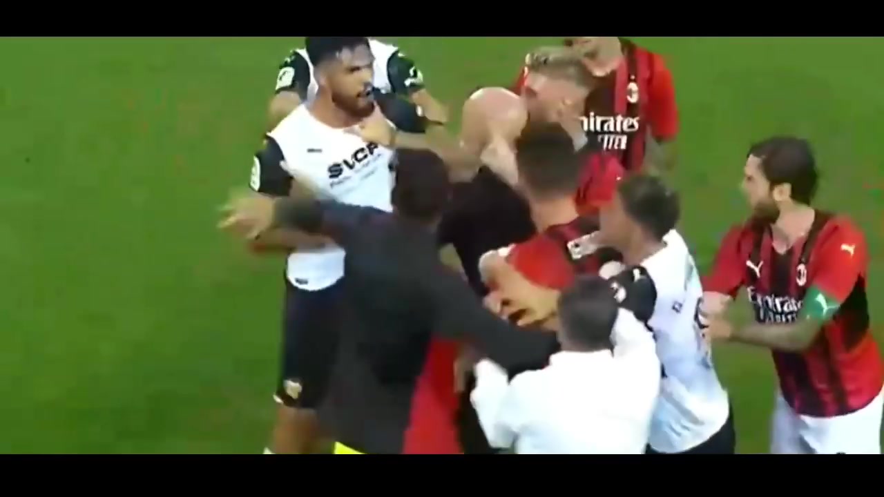 米兰热身赛起冲突！吉鲁护队友大佬范十足（米兰 吉鲁）