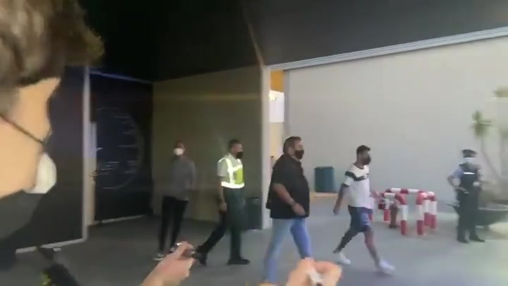 签合同？梅西和家人回到巴塞罗那（梅西去巴塞罗那了吗）