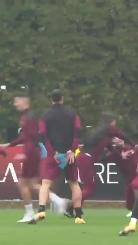 上帝yyds！米兰上演抢手帕大战（米兰手球）