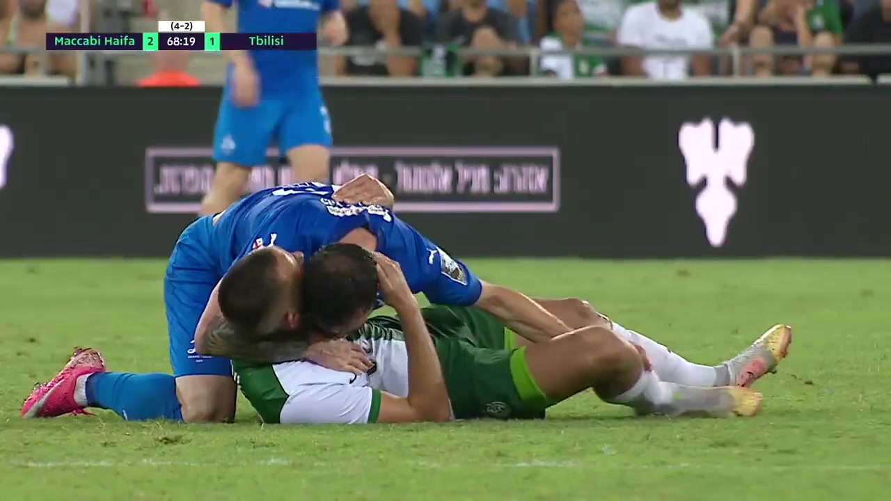 温暖瞬间！马卡比球员勒维伸手相救，避免对手头部着地