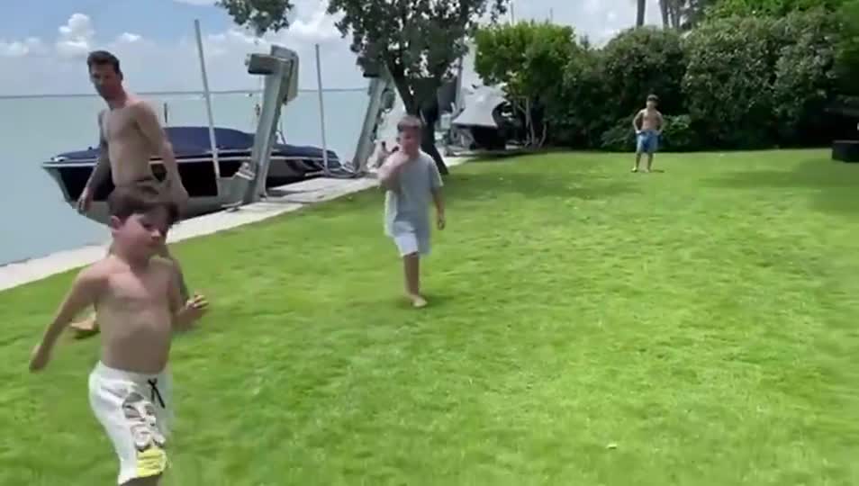 亲子时光！梅西晒与马特奥抢圈视频（梅西谈马特奥）