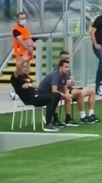 球迷高歌称赞穆里尼奥 穆帅挥手回应（球迷高歌称赞穆里尼奥 穆帅挥手回应视频）