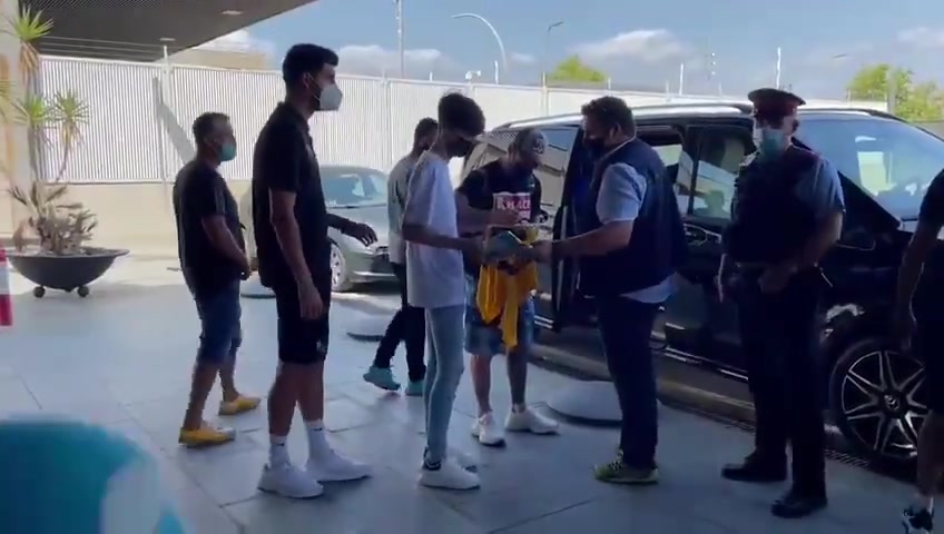 备战新赛季！梅西抵达巴塞罗那（梅西刚到巴塞罗那）