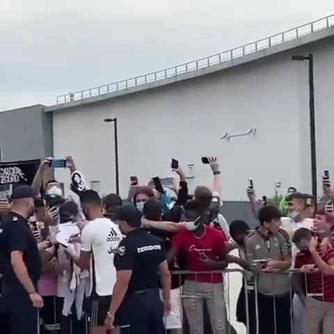 C罗抵达尤文训练基地给热情球迷签名（c罗亮相尤文训练场）