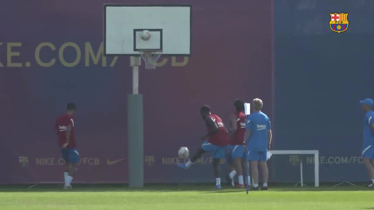 过关训练！巴萨众将训练头球顶入篮筐 完成那一刻简直太开心（巴萨头球好的前锋）