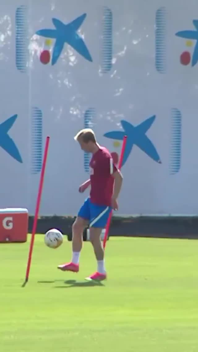 登贝莱看好了！德容训练赛大秀颠球技艺（登贝莱颠球视频）