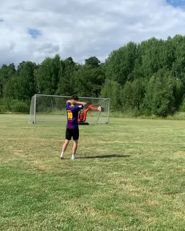 在蓝翔学的吗？挖掘机挡出梅西粉丝的射门（蓝翔开挖掘机）