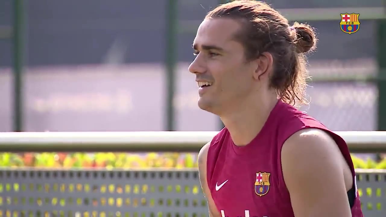 巴萨最新训练 德佩格列兹曼有说有笑（巴萨球员德佩）