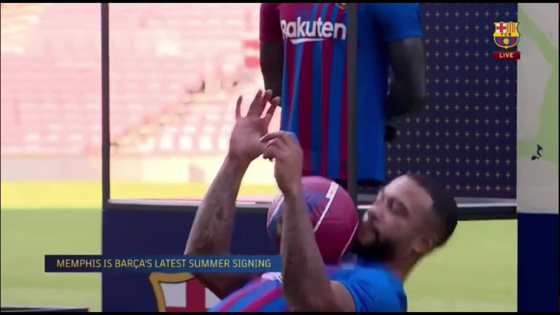 德佩正式亮相诺坎普 上演花式颠球轻轻松松（诺坎普国家德比）