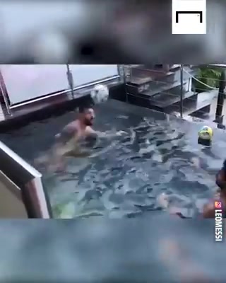 梅西苏牙戏水！水中比试头球接力