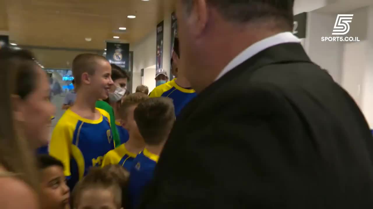 好坏！菲戈拉住卡洛斯的手让和球童牵手