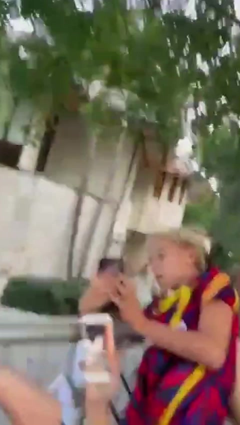 孩子王！梅西受到小球迷热烈追捧（球王梅西儿子踢球视频）