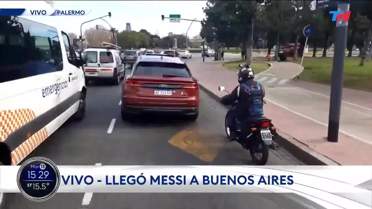 球迷骑摩托追星梅西几条街（梅西骑摩托车）