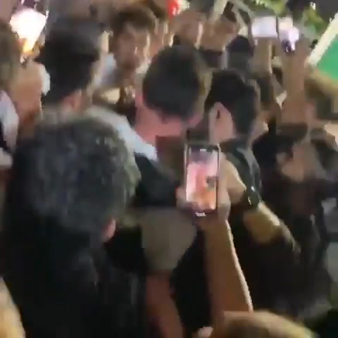 疯狂！梅西迈阿密度假遭遇球迷贴身追捧（梅西 迈阿密）