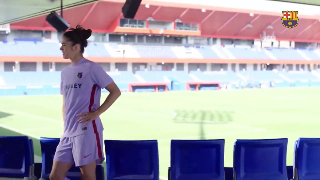 淡紫色简约大方！闪亮Logo气贯长虹 巴萨新赛季客场球衣（巴萨主场球衣颜色）