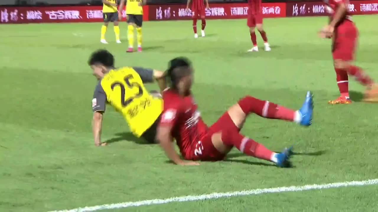 吓人！邓涵文和牛梓屹双双放铲对脚拼抢（邓梓涵是谁）