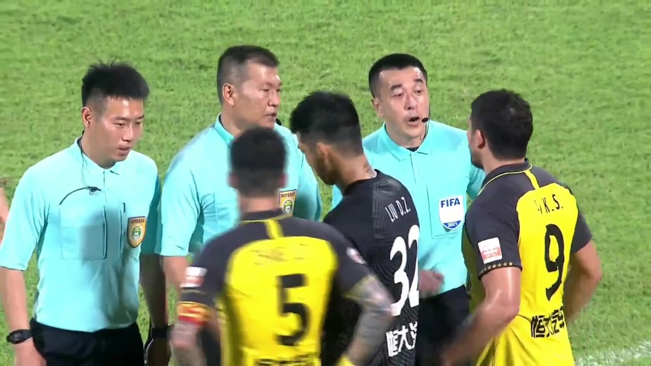 对判罚不满！艾克森赛后找裁判理论（艾克森比赛视频）