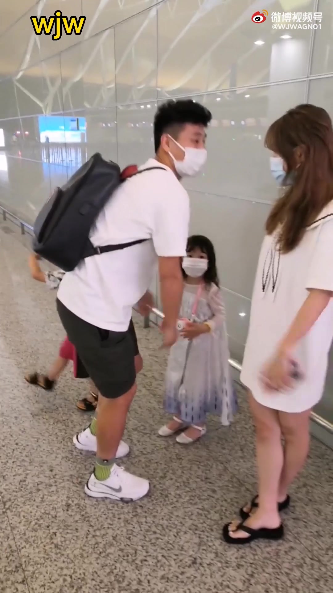 武磊和家人告别启程返回西班牙（武磊和家人告别启程返回西班牙是哪一集）